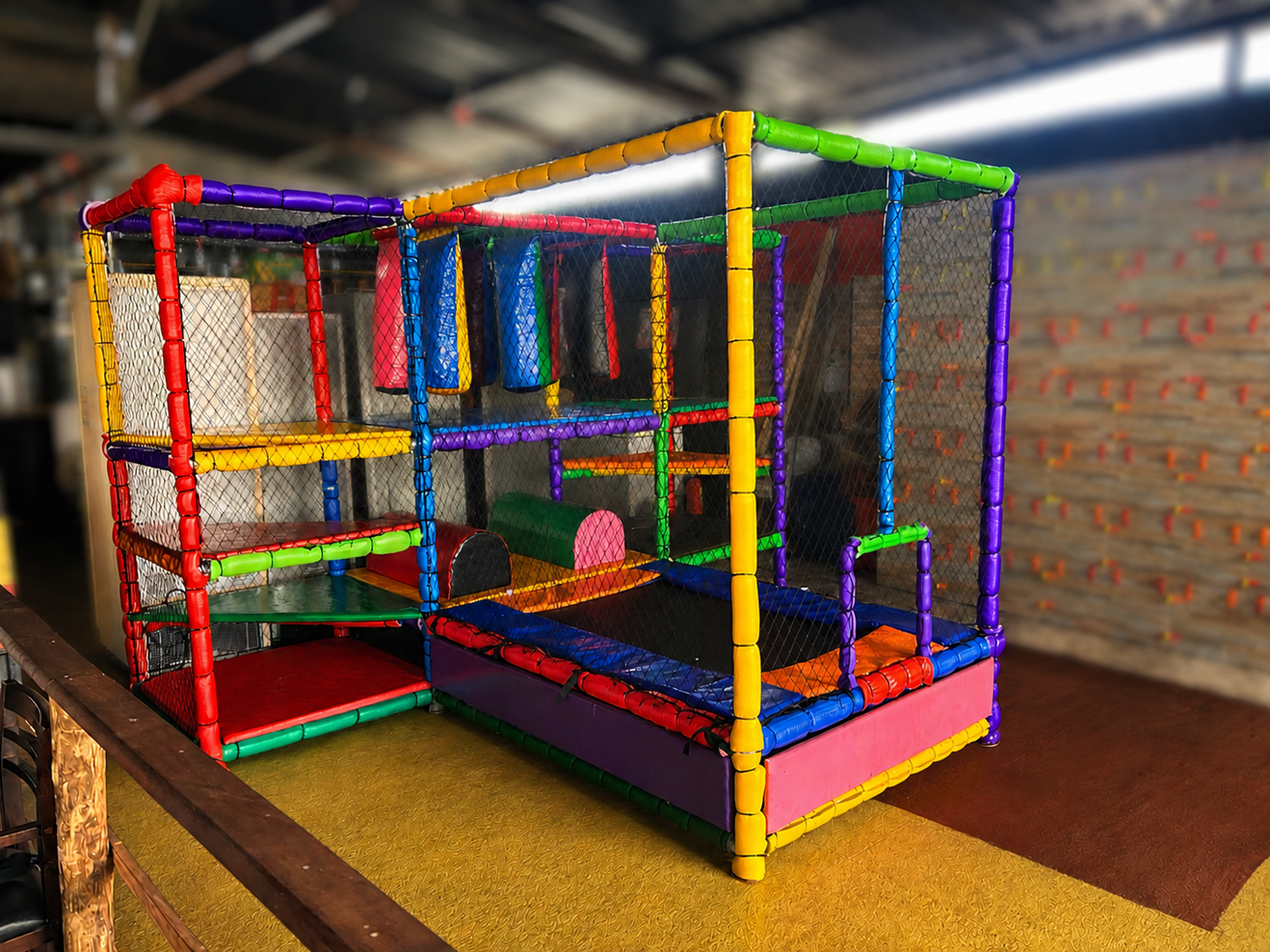Espaço kids com brinquedão colorido do restaurante familiar Varanda Ypê no Jardim Aurélia em Campinas
