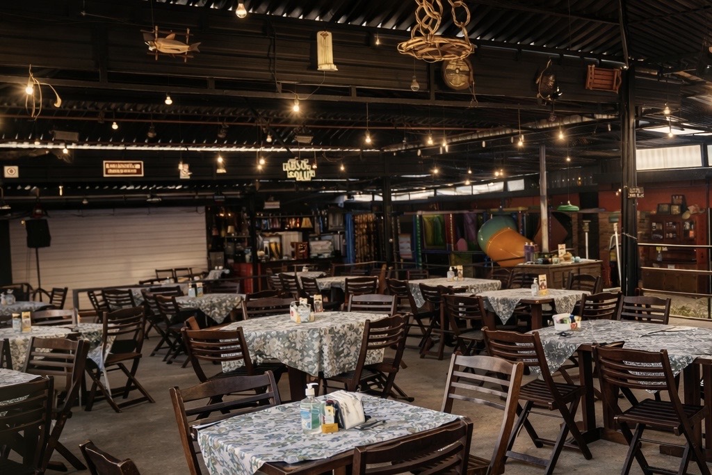 Restaurante familiar Varanda Ypê com salão arejado e espaço kids ao fundo no Jardim Aurélia