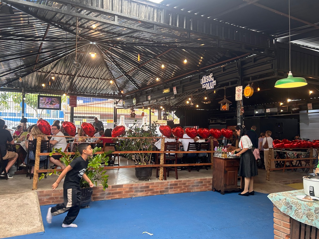 Salão amplo aberto e confortável do restaurante Varanda Ypê com rampas de acesso em Campinas