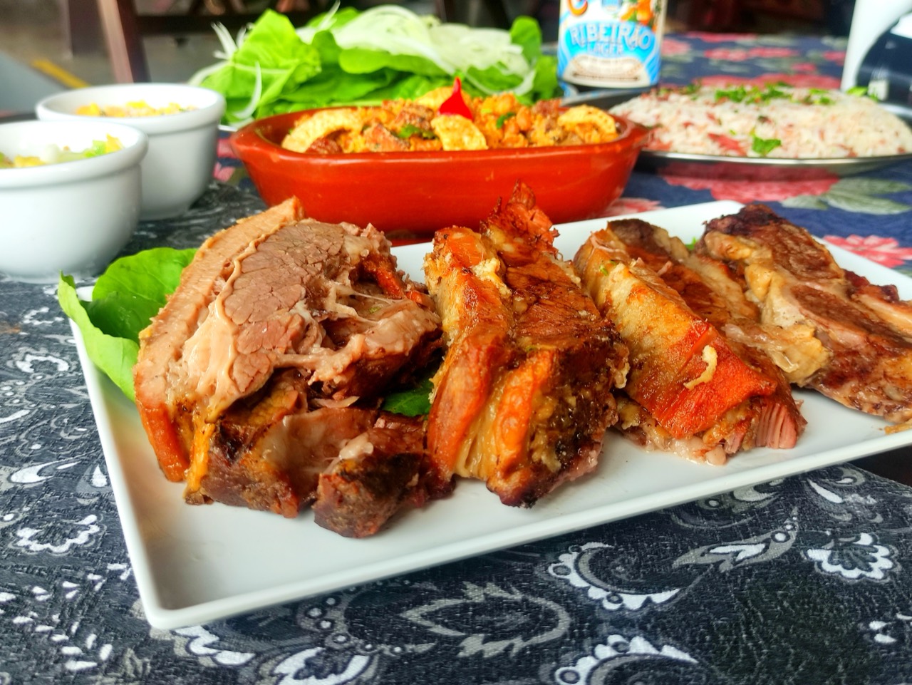 Prato família grande do Varanda Ypê com costela, carne, arroz, feijão tropeiro, farofa e acompanhamentos para compartilhar em Campinas